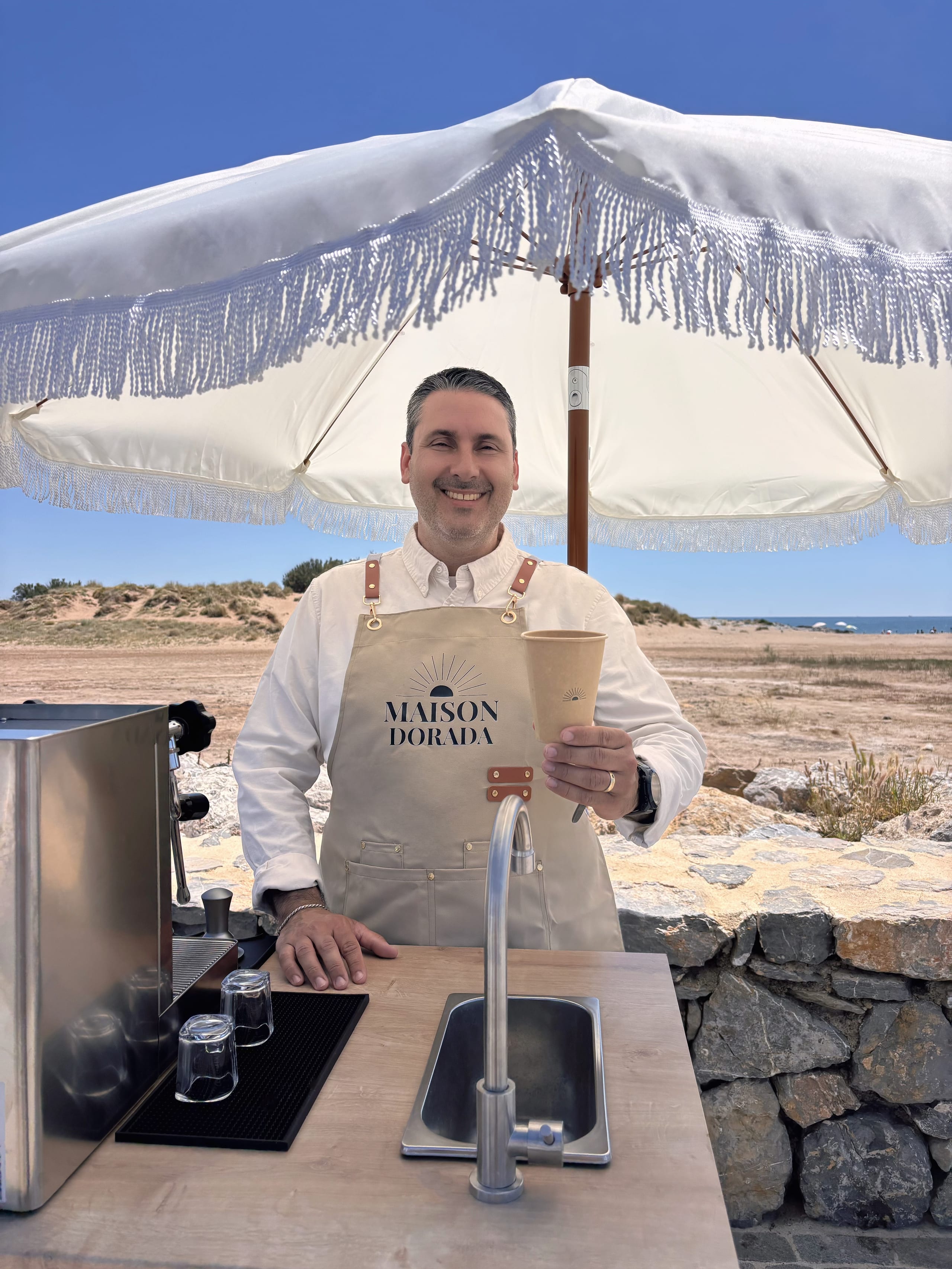 Maison Dorada — service de café sous parasol, en bord de mer dans le Sud de la France